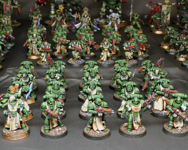Un esercito di guerrieri in armatura verde, i dark angels, pronti alla battaglia con armi scintillanti.