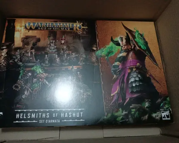 Scatola di Warhammer Age of Sigmar con i nani del caos, Helsmiths of Hashut, pronti a scatenare la loro furia.