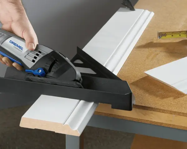 Uso del Dremel per tagliare plexiglass e modanature. Precisione nel taglio per progetti fai-da-te.