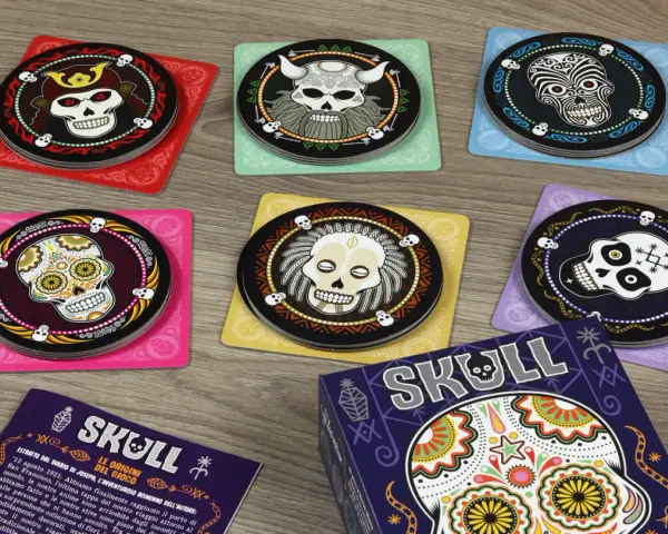 Dischi colorati con teschi decorati, pronti per una partita al gioco Skull.