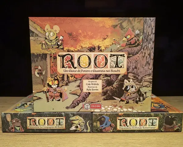 Scatole del gioco da tavolo Root e sue espansioni: La Compagnia del Fiume e Il Mondo Sotterraneo. Personaggi antropomorfi in stile fantasy.