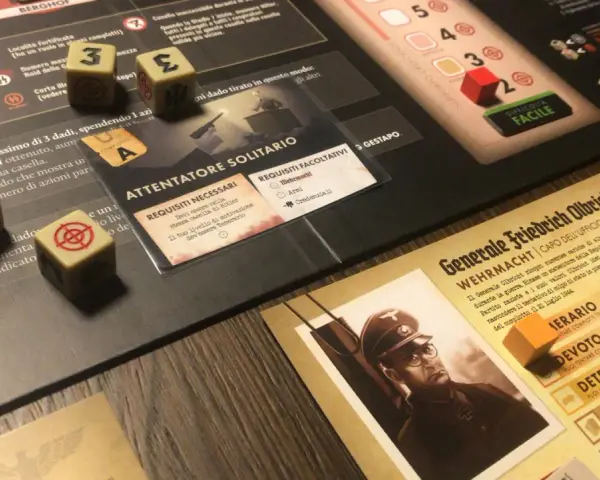 Dadi con simboli di mira e numeri, un ritratto di un generale tedesco e carte di gioco. Un'ambientazione da tavolo che evoca un black orchestra.