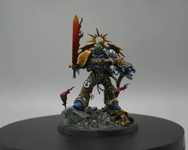 Roboute Guilliman, Primarca degli Ultramarines, brandisce la spada ardente su un campo di battaglia disseminato di teschi.
