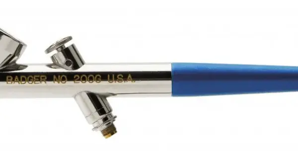 Aerografo Badger con serbatoio superiore e impugnatura blu. Ideale per imparare come usare aerografo per dettagli precisi.