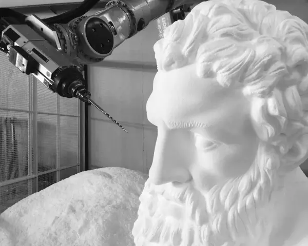 Un braccio robotico con una punta da trapano si avvicina a un busto di polistirolo, suggerendo un metodo innovativo per come sciogliere il polistirolo.
