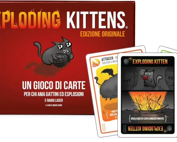 Scatola e carte del gioco Exploding Kittens, con gatti, TNT e esplosioni. Le regole del gioco sono illustrate in modo divertente.