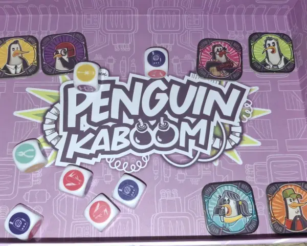 Il gioco di carte Penguin Kaboom! con dadi e pedine pinguino. Preparati per un'esplosione di divertimento!