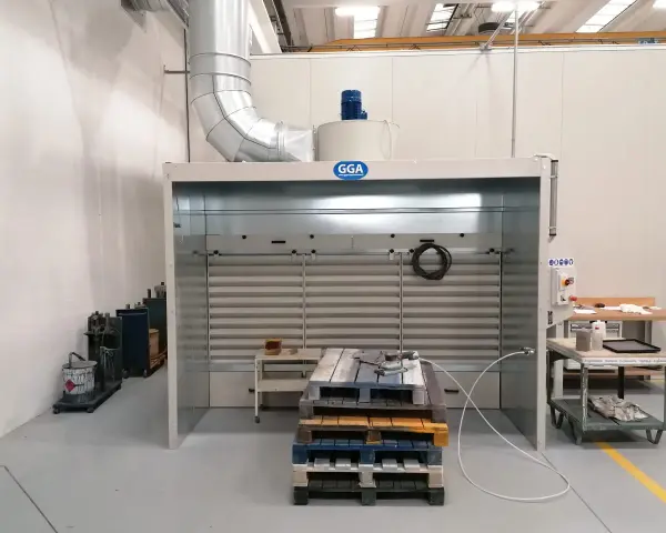 Cabina di verniciatura con aspiratore per verniciatura fai da te, dotata di filtri e motore.