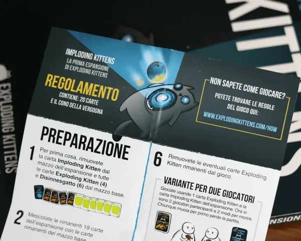 Regolamento e preparazione per l'espansione Imploding Kittens di Exploding Kittens. Include 20 carte e il cono della vergogna.