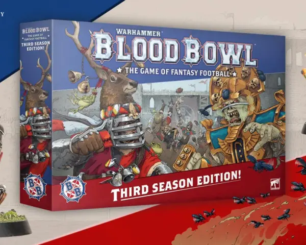 Il blood bowl gioco da tavolo in edizione Third Season. Un giocatore cervo con palla da football e uno scheletro guerriero dorato.