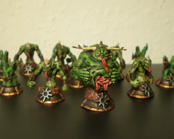 Un gruppo di miniature verdi e grottesche, con un mostro grasso al centro, evoca il caos nel vecchio mondo.