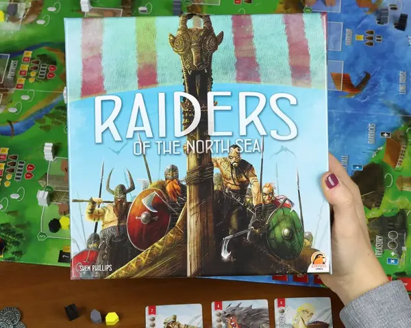 Scatola del gioco da tavolo "Raiders of the North Sea" con vichinghi pronti all'arrembaggio.