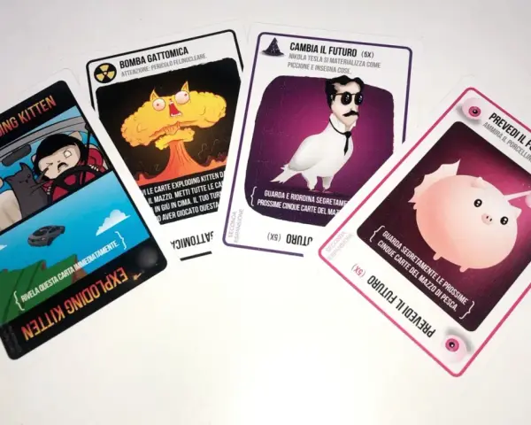 Carte di Exploding Kittens: "Exploding Kitten", "Bomba Gatomica", "Cambia il Futuro" e "Prevedi il Futuro". Le regole del gioco sono illustrate in modo divertente.