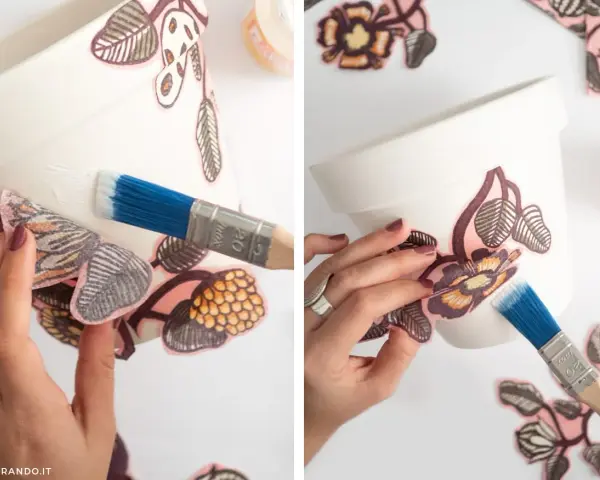 Applicazione di decorazioni floreali su un vaso bianco, usando un pennello per stendere un prodotto simile a mod podge.