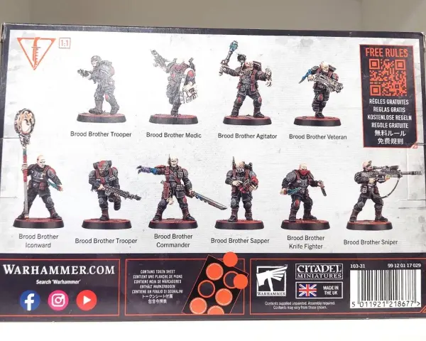 Miniature di un genestealer cult, con guerrieri pronti alla battaglia.