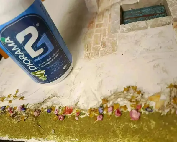 Colla vinilica DIORAMA usata per creare un paesaggio in miniatura con sabbia e fiori.