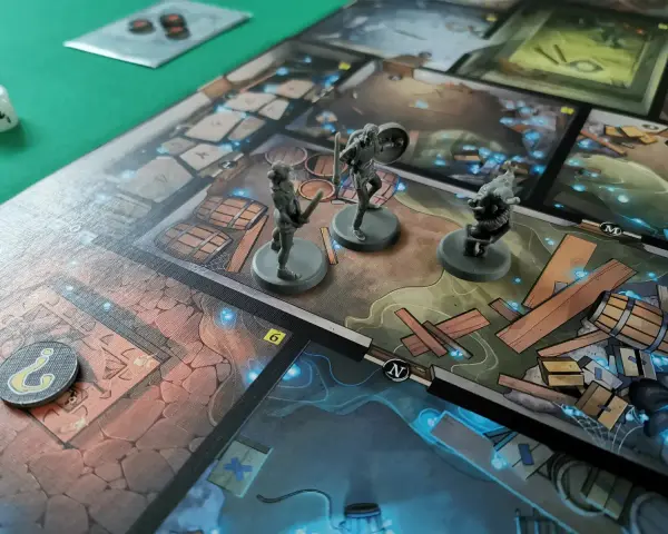 Miniature di eroi si preparano ad affrontare le oscure trame di un gioco da tavolo, tra barili e rune luminose, in un'avventura ricca di tales of evil.