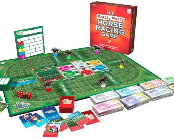 Il gioco da tavolo "The Really Nasty Horse Racing Game" simula una corsa di cavalli con pedine, carte e denaro finto.