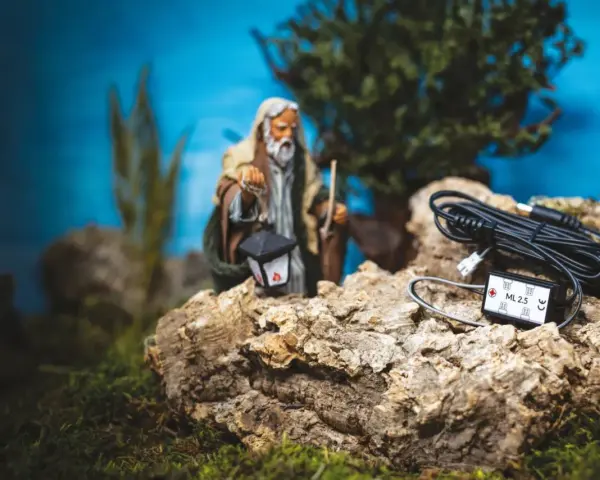 Un vecchio con lanterna e cavi per illuminare il tuo diorama. Ecco come fare un diorama con effetti speciali.