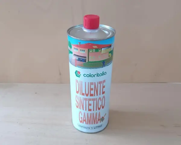 Lattina di diluente sintetico Coloritalia. La differenza con il diluente nitro è nella composizione chimica, questo è per vernici sintetiche.