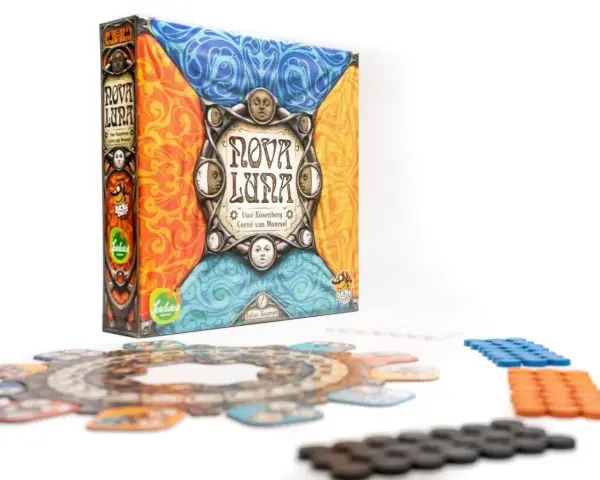 Scatola e componenti del gioco da tavolo Nova Luna, perfetto per **giochi da fare in due**. Un'avventura strategica con tessere colorate e un design lunare.