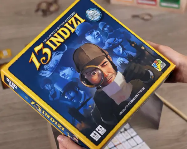 La scatola del gioco da tavolo "13 indizi" mostra un detective con lente d'ingrandimento che indaga su misteriosi personaggi in un'ambientazione notturna.