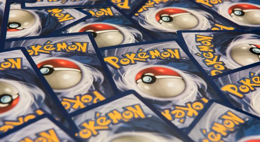 Un mucchio di carte Pokémon, con il logo giallo e il design della Poké Ball. Queste sono tra le carte Pokémon più belle per ogni collezionista.