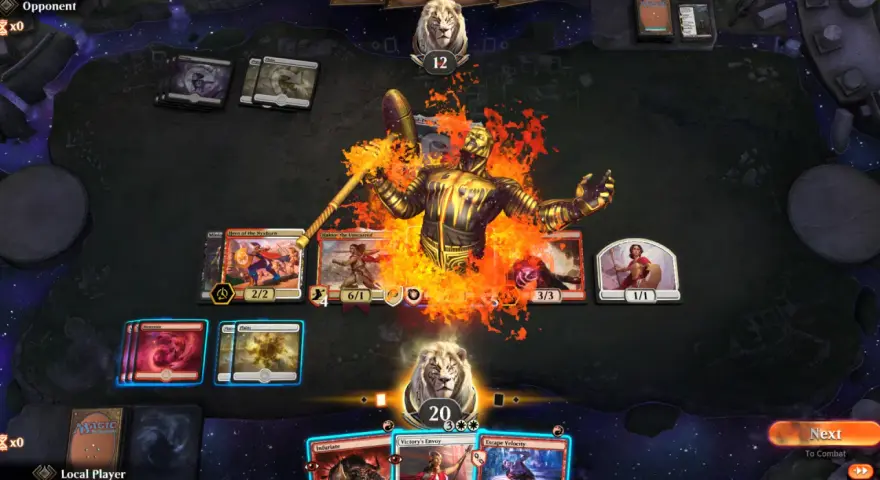 Un giocatore sta imparando come si gioca a Magic, con creature in fiamme e carte sul campo di battaglia.