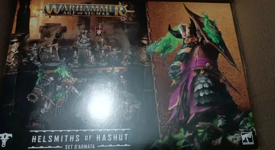Scatola di Warhammer Age of Sigmar con i nani del caos, Helsmiths of Hashut, pronti a scatenare la loro furia.