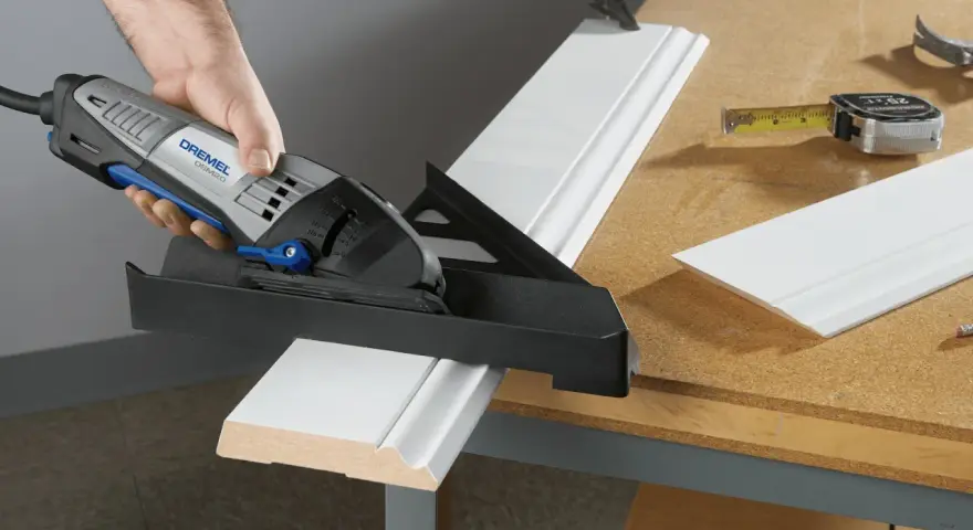 Uso del Dremel per tagliare plexiglass e modanature. Precisione nel taglio per progetti fai-da-te.