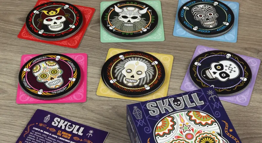 Dischi colorati con teschi decorati, pronti per una partita al gioco Skull.