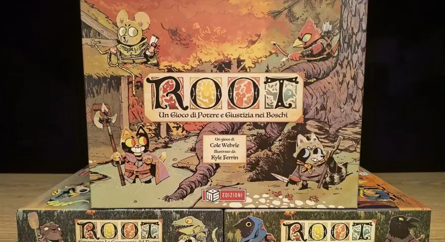 Scatole del gioco da tavolo Root e sue espansioni: La Compagnia del Fiume e Il Mondo Sotterraneo. Personaggi antropomorfi in stile fantasy.