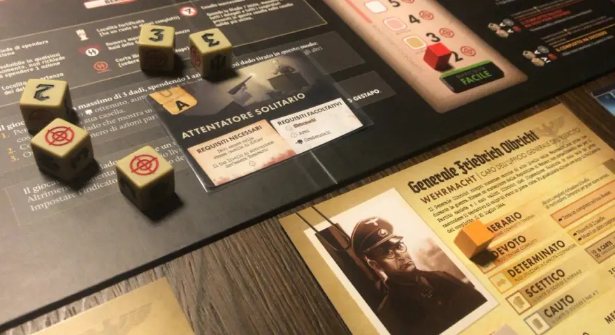 Dadi con simboli di mira e numeri, un ritratto di un generale tedesco e carte di gioco. Un'ambientazione da tavolo che evoca un black orchestra.