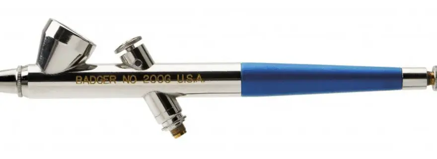 Aerografo Badger con serbatoio superiore e impugnatura blu. Ideale per imparare come usare aerografo per dettagli precisi.