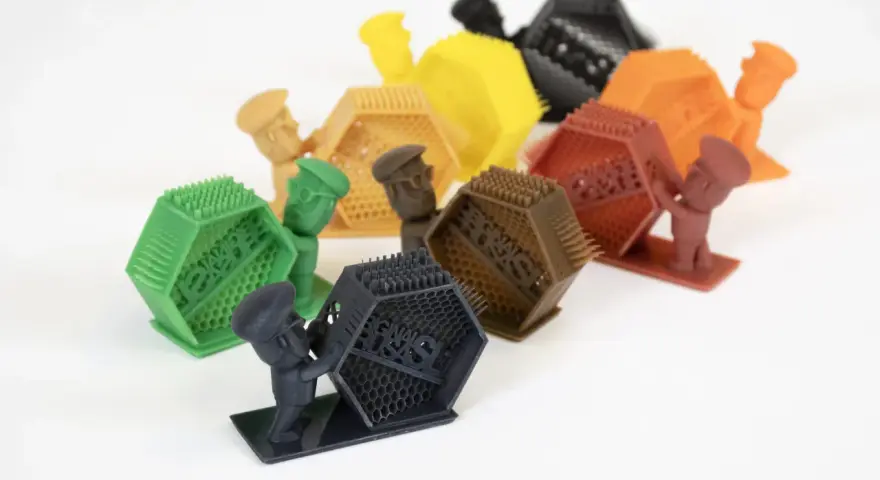 Piccoli omini colorati sorreggono oggetti esagonali con punte. Attenzione, respirare resina fa male!