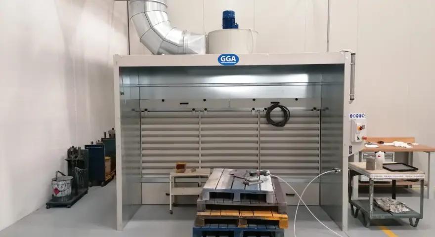 Cabina di verniciatura con aspiratore per verniciatura fai da te, dotata di filtri e motore.