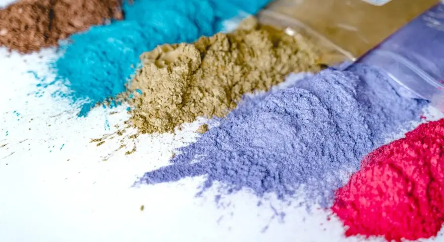 Variopinti pigmenti in polvere, pronti per essere usati in creazioni artistiche.