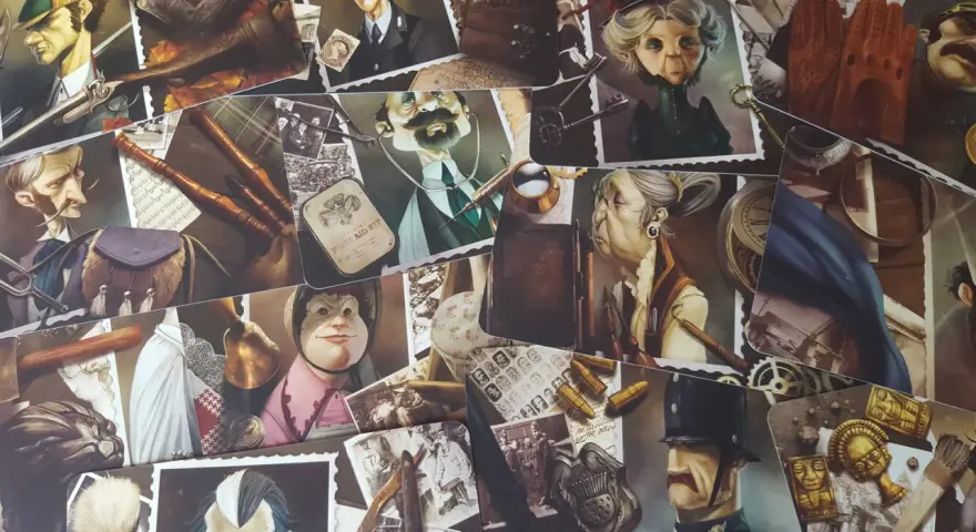 Collage di carte illustrate per il mysterium gioco recensione: personaggi vittoriani, oggetti d'epoca, indizi per un'avventura investigativa.