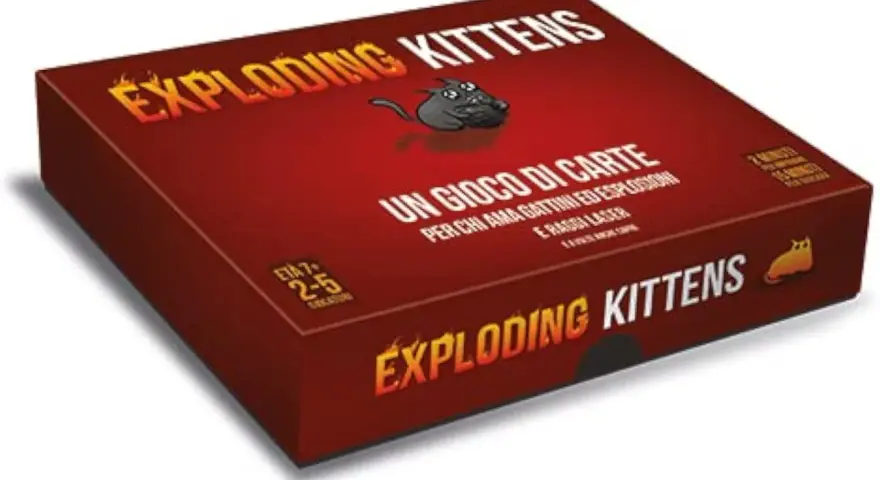 La scatola del gioco di carte "Exploding Kittens" è rossa e presenta un gattino nero. Ideale per chi ama i gattini e le esplosioni!