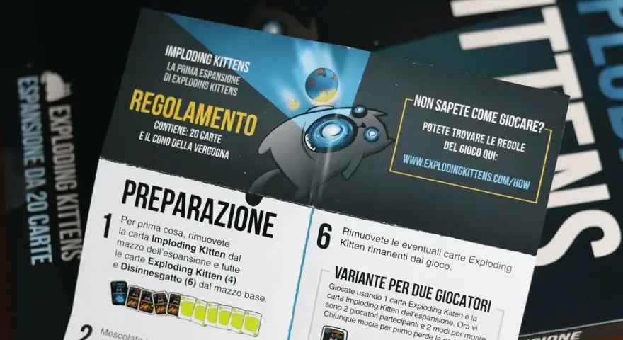 Regolamento e preparazione per l'espansione Imploding Kittens di Exploding Kittens. Include 20 carte e il cono della vergogna.