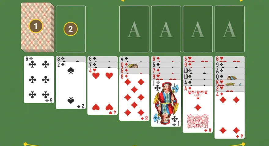 Un tavolo da gioco verde con carte da giochi di carte da tavolo solitario disposte. Ci sono quattro assi in alto e sette colonne di carte sotto.