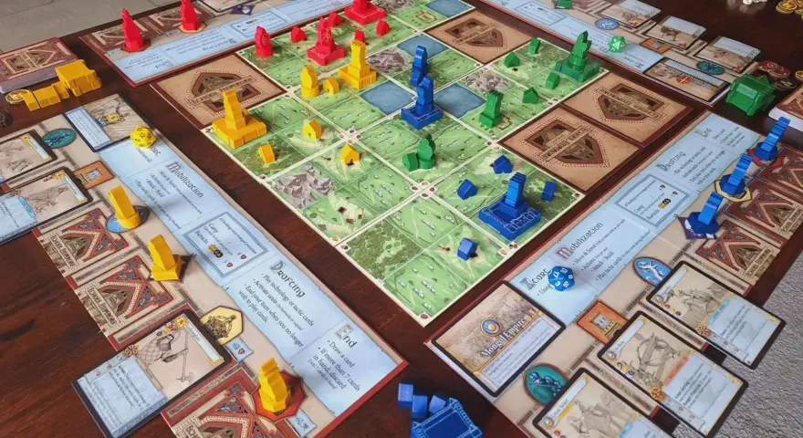 Un tavolo con un gioco da tavolo di strategia, con pedine rosse, gialle, blu e verdi. Un esempio di giochi 4x.