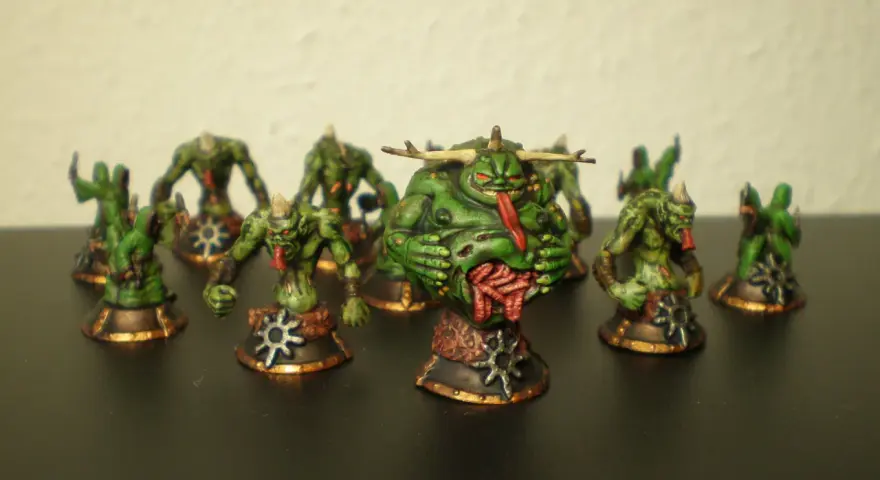 Un gruppo di miniature verdi e grottesche, con un mostro grasso al centro, evoca il caos nel vecchio mondo.