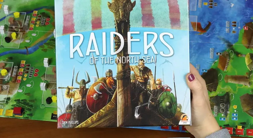 Scatola del gioco da tavolo "Raiders of the North Sea" con vichinghi pronti all'arrembaggio.