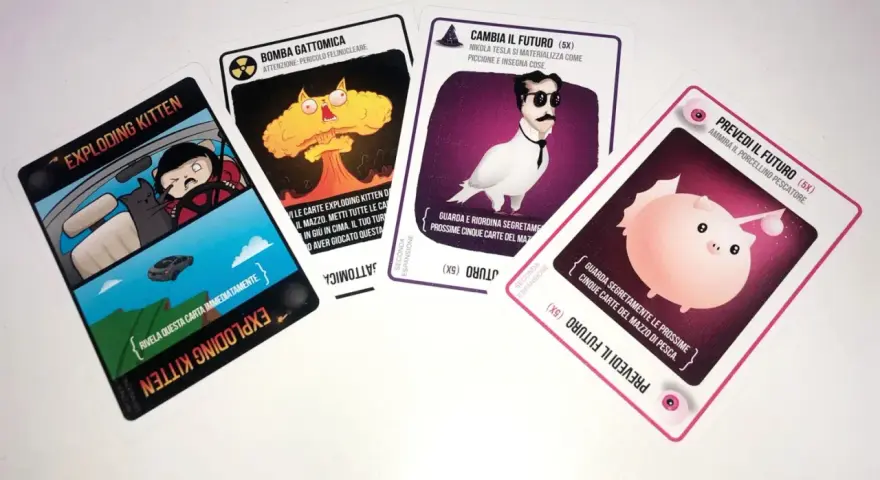 Carte di Exploding Kittens: "Exploding Kitten", "Bomba Gatomica", "Cambia il Futuro" e "Prevedi il Futuro". Le regole del gioco sono illustrate in modo divertente.