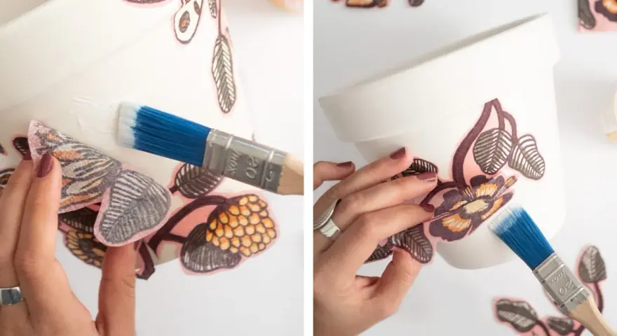 Applicazione di decorazioni floreali su un vaso bianco, usando un pennello per stendere un prodotto simile a mod podge.
