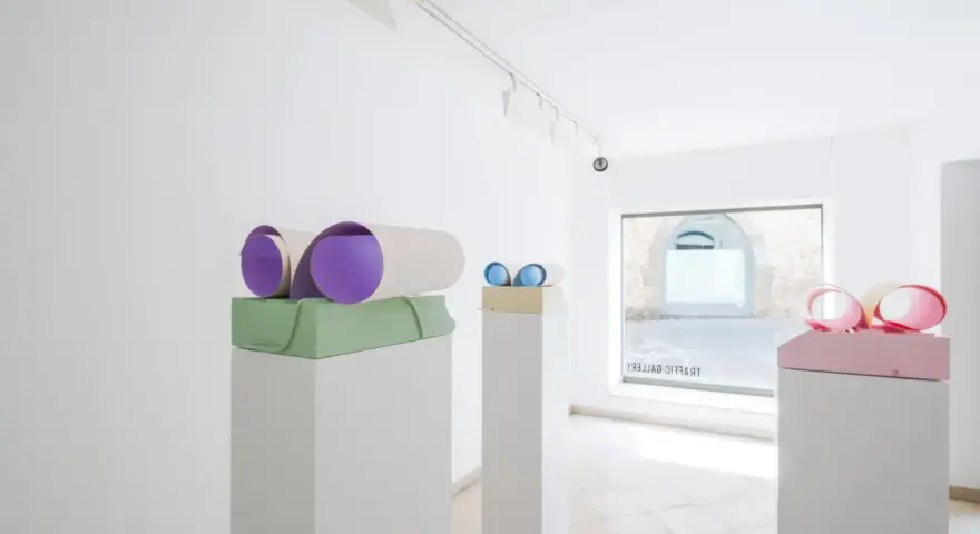 Sculture colorate in un ambiente minimalista, un gioco di forme e colori che invita all'esplorazione visiva.