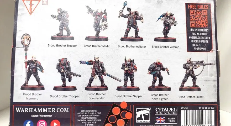 Miniature di un genestealer cult, con guerrieri pronti alla battaglia.
