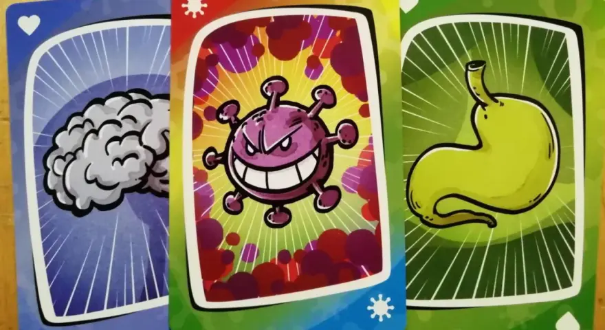Carte di un gioco: un cervello, un virus minaccioso e uno stomaco. Chi vincerà la battaglia?