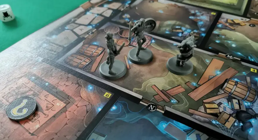 Miniature di eroi si preparano ad affrontare le oscure trame di un gioco da tavolo, tra barili e rune luminose, in un'avventura ricca di tales of evil.